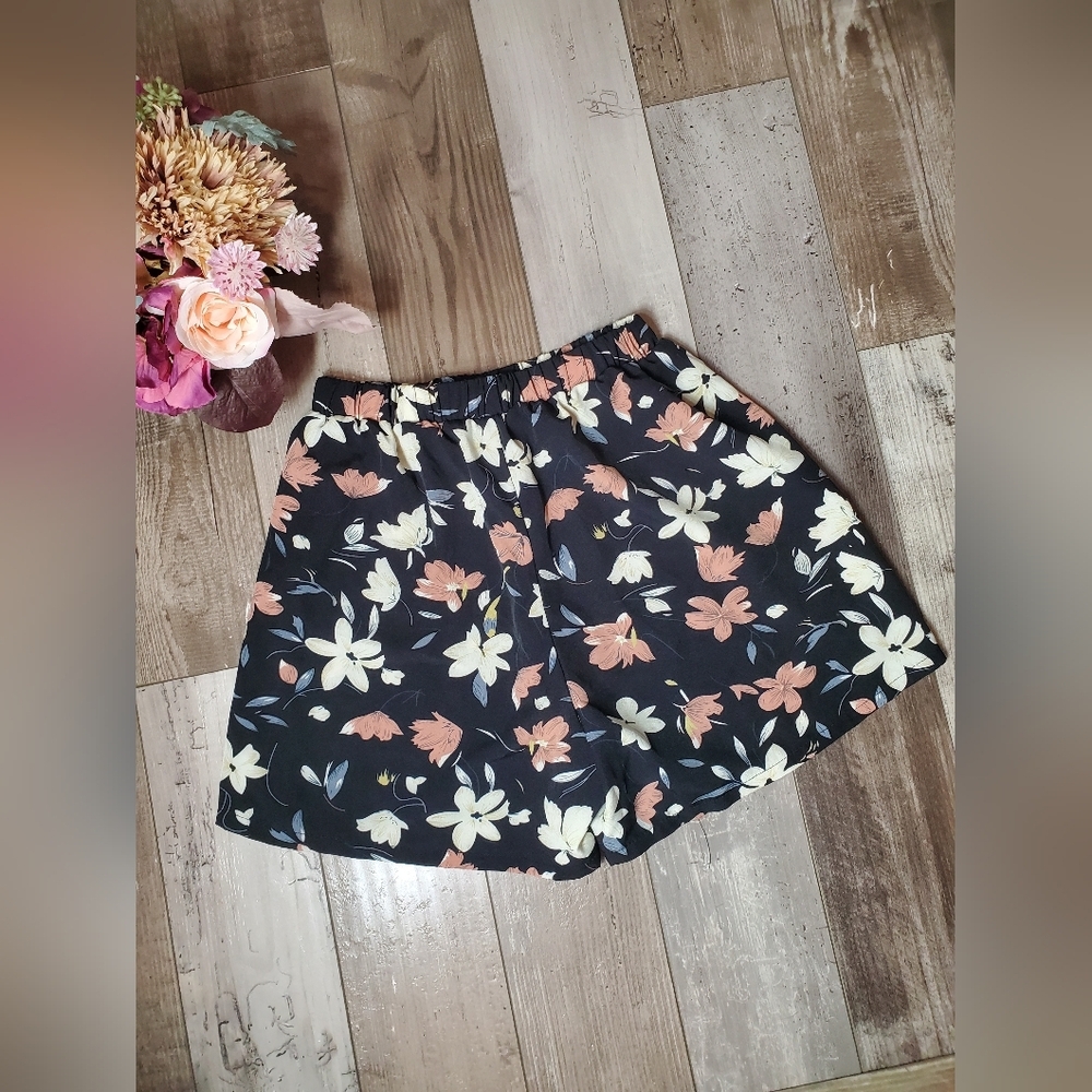 SHEIN Black Cream & Blush Pink Floral Pull-on Women's Shorts Size 4 Small NWOT